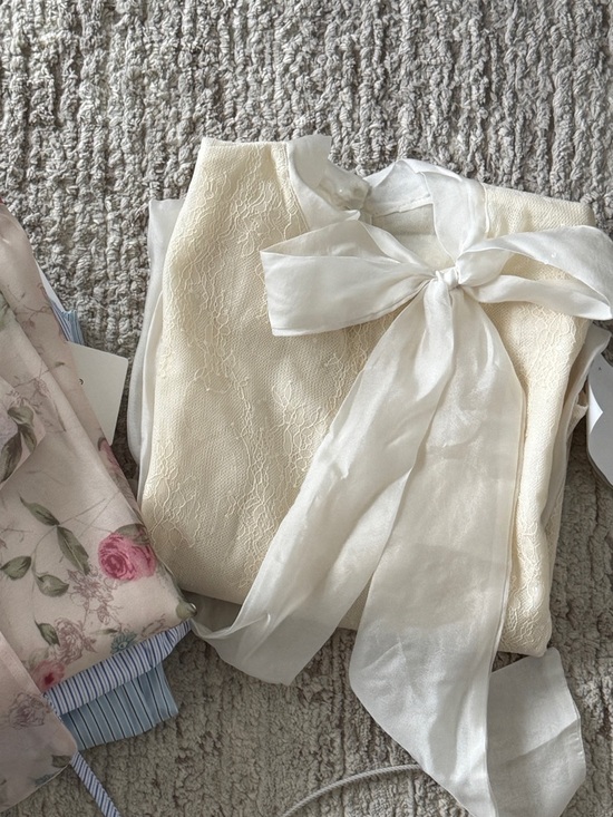 Tops - Cute Cream Bow Blouse